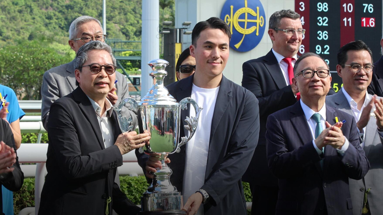 有片 | 有你有我爆冷捧東華三院挑戰盃 何猷啟賽後頒獎