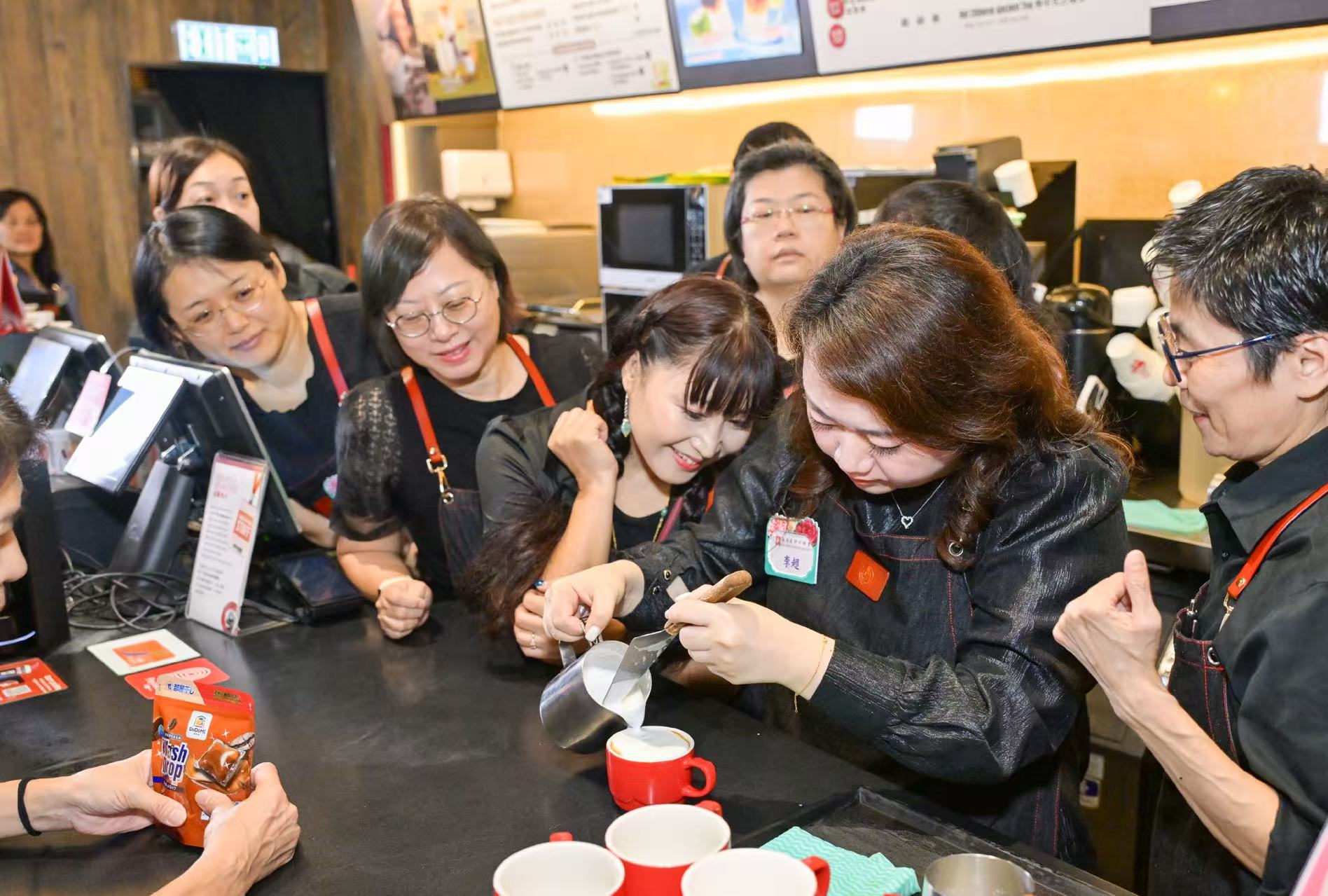  香港島婦女聯會舉辦「青雲啟夢 就業展能」咖啡師培訓計劃結業禮