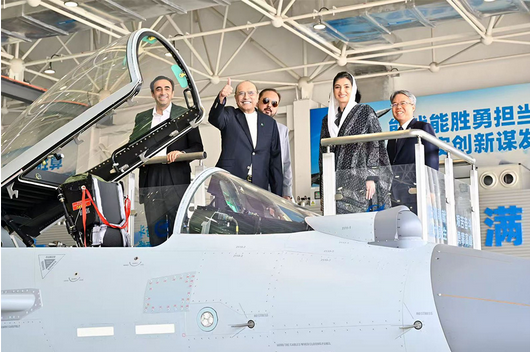 巴基斯坦總統訪問成飛，登上殲-10豎起大拇指