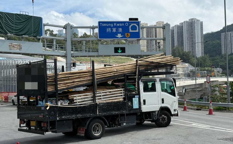 警方東九龍打擊貨車超載 發38張告票