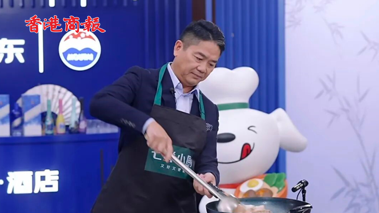 有片丨劉強東直播大秀廚藝 調侃馬雲、賈國龍、羅永浩