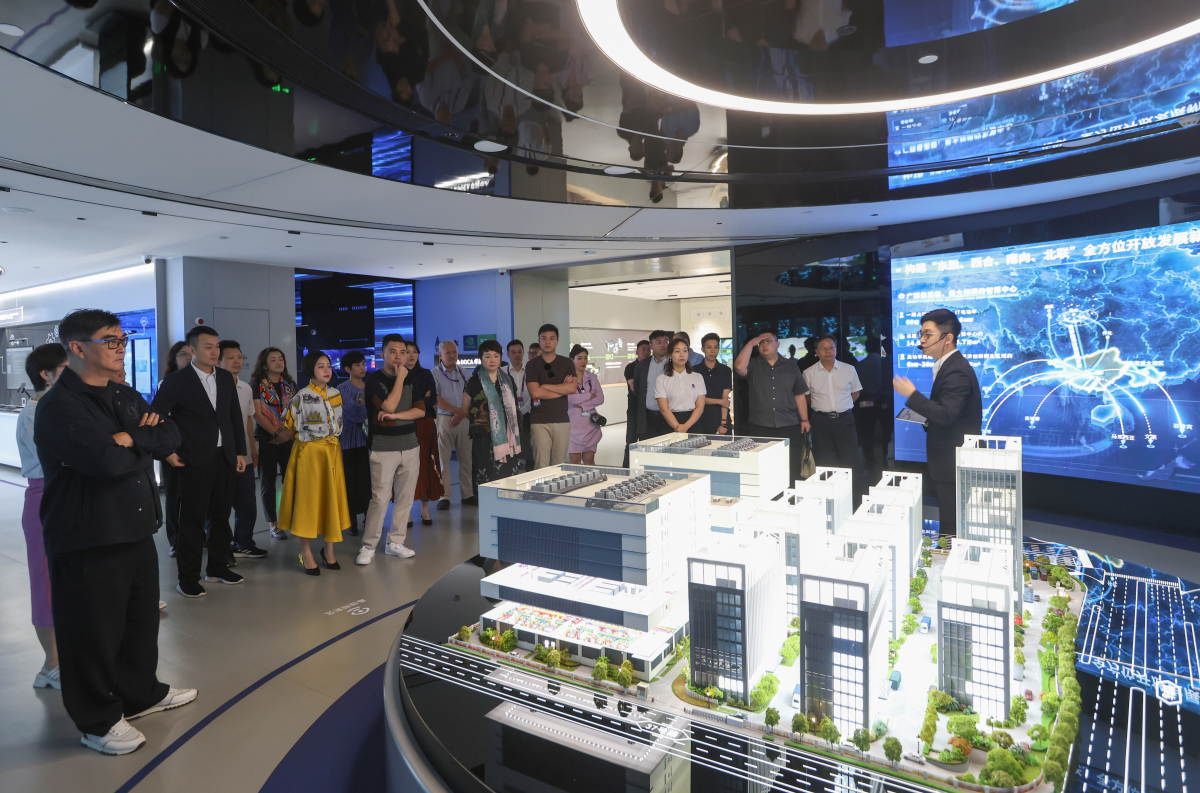 廣西海聯會啟「理事看東博」活動 港澳海外理事探AI半導體尋合作