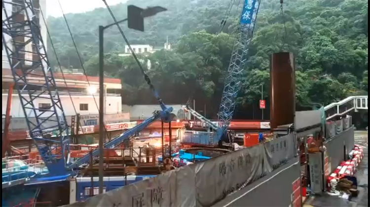 【有片】鰂魚涌地盤炸彈｜警方上午11時48分成功拆彈