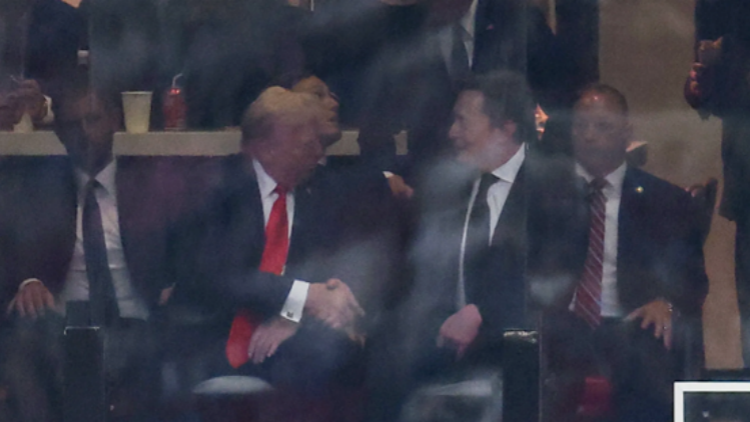 特朗普回應和馬斯克「鬧掰」後首次公開同框握手：他當時過來打了招呼