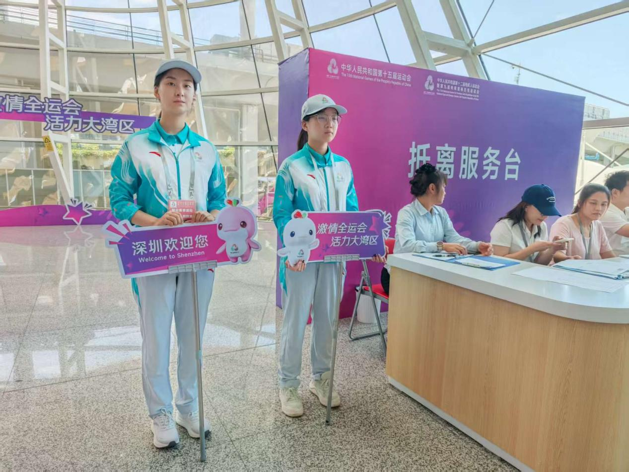 深圳寶安機場「小海豚」志願者溫情服務 市民贈花致謝暖人心