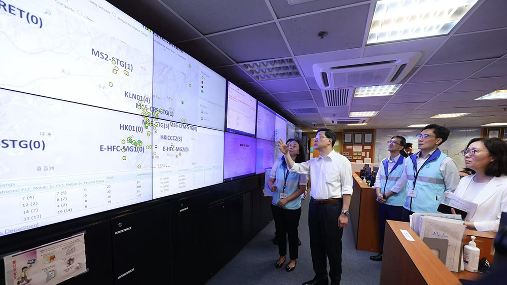 李家超視察緊急事故控制中心及臨時庇護中心 全力應對超強颱風