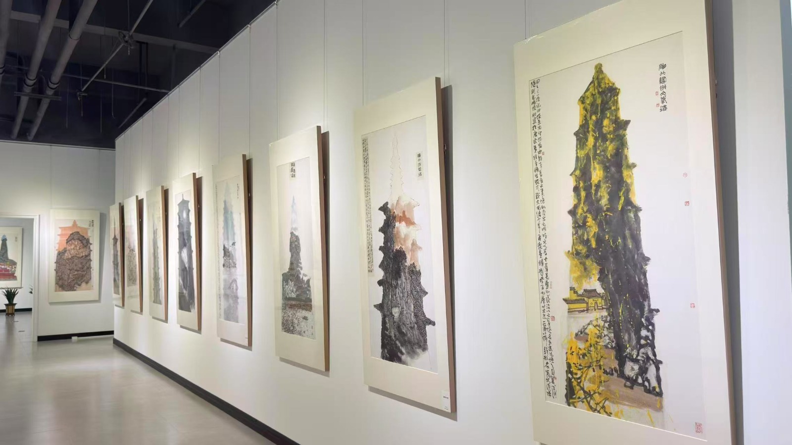 【藝術】以筆墨繪畫中華塔的文化史詩