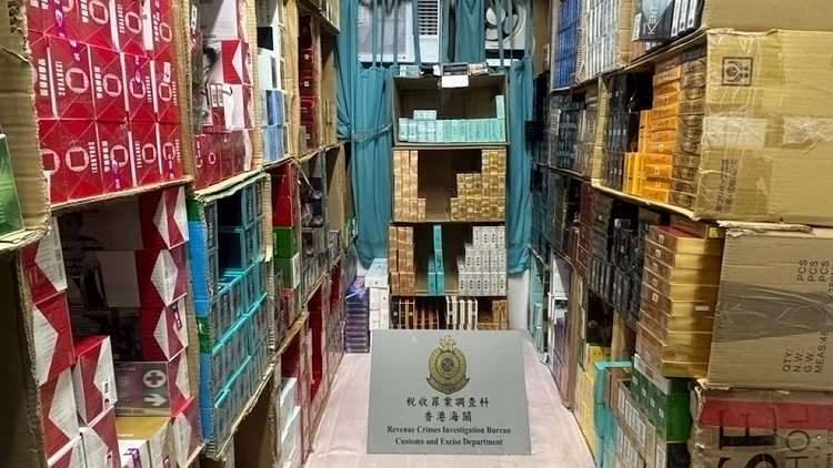 海關修例後首破北角私煙倉 拘一男檢166萬元私煙