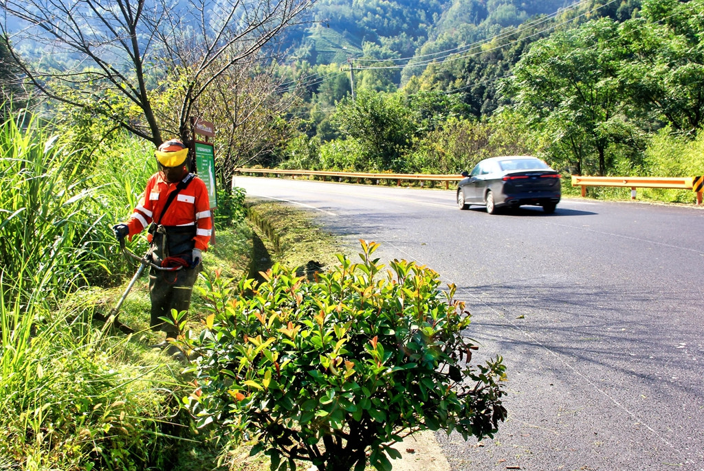 皖休寧縣：公路管養提升 煥然一新迎「雙節」