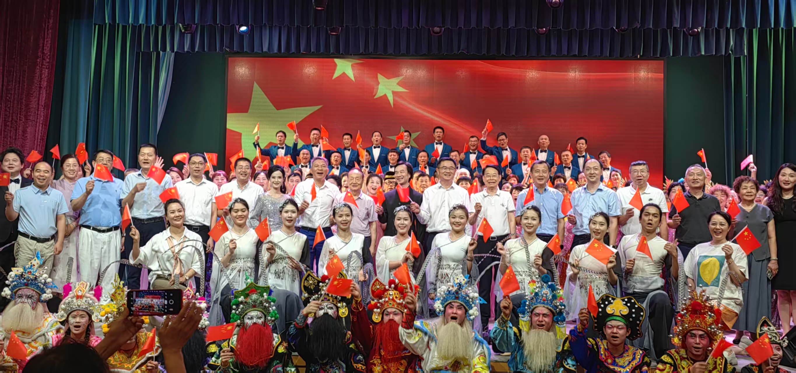 汕頭僑界舉辦「潮聚向汕·月滿僑心」僑韻晚會