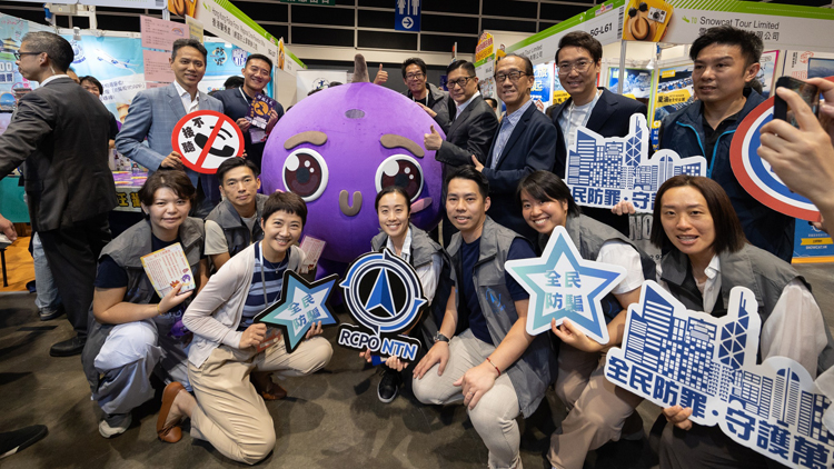 有片 | 警方香港旅遊博覽會宣傳防騙 鄧炳強親臨打氣