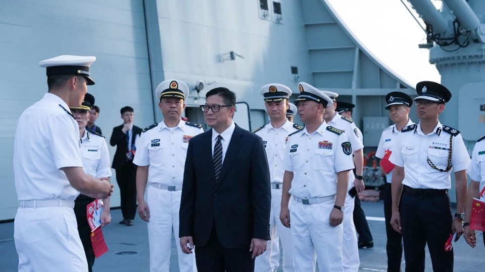 海軍83艦編隊抵港停泊昂船洲軍營 鄧炳強偕紀律部隊登艦參觀