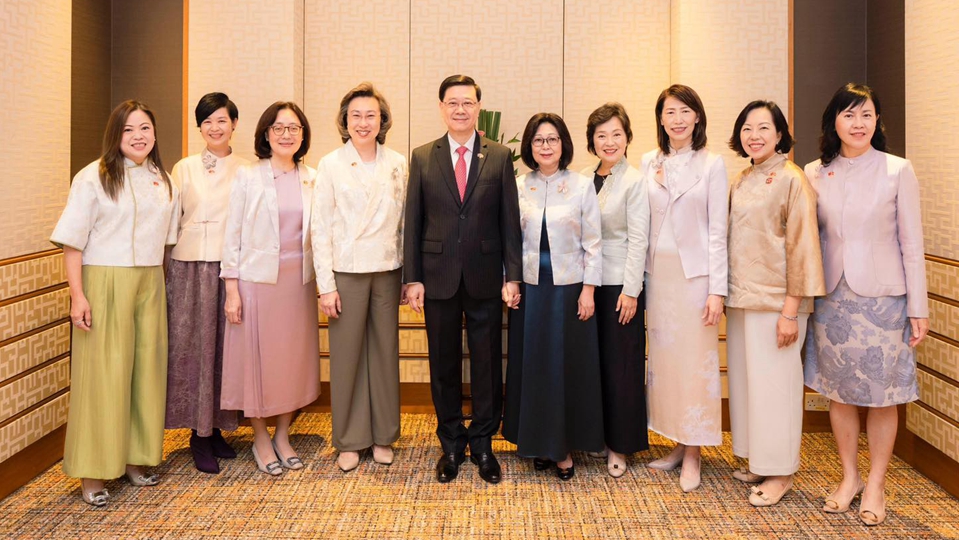 特首夫人及楊何蓓茵等女高官國慶日齊穿華服 支持本地設計