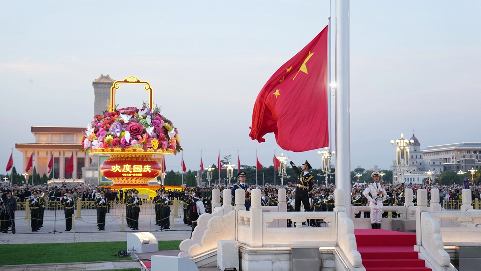 有片｜天安門廣場舉行國慶升旗儀式 12萬人為祖國慶生