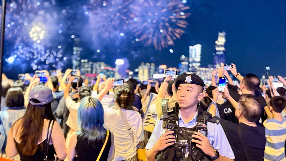 警隊首次抖音直播國慶煙花匯演 與90萬網民共享喜悅