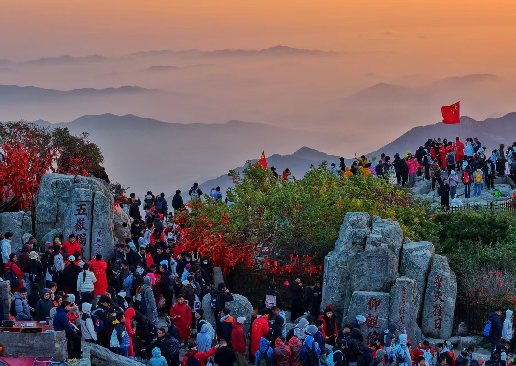 逾萬名遊客在泰山之巔為祖國慶生