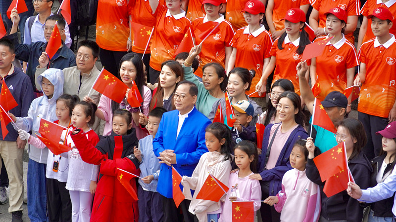 再現春晚經典傳遞愛國情懷  張明敏黃山領唱《我的中國心》