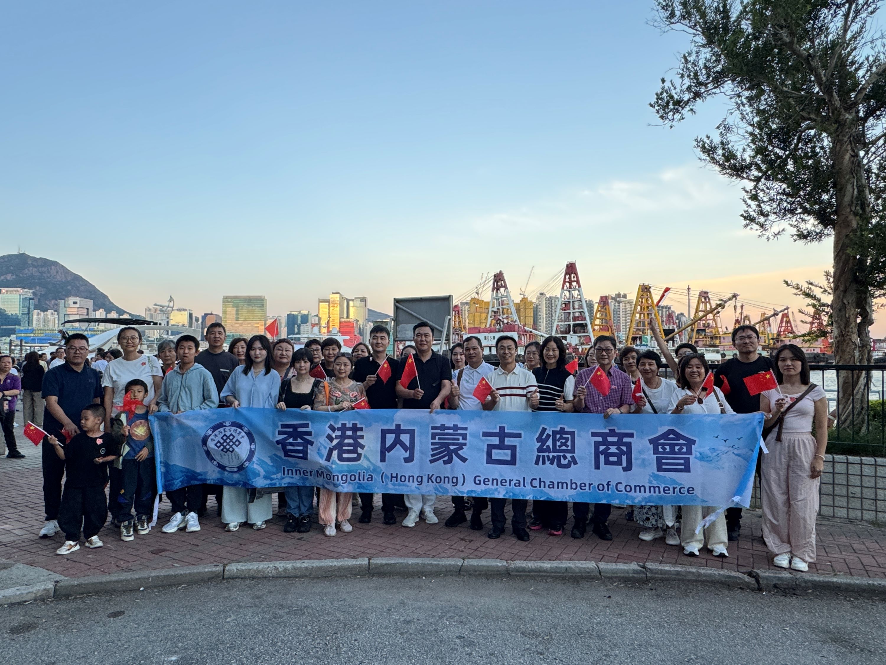 內蒙古總商會組織會員國慶聯歡賞煙花