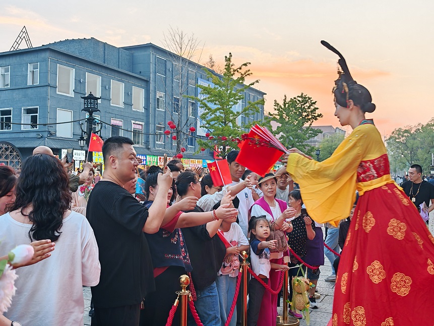 營口遼河老街「雙節」8天歡樂游啟幕 國潮盛宴點燃假日熱情