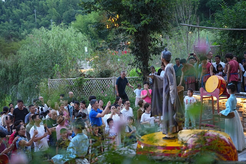 穿漢服賞非遺刷《靈山戀》  皖徽州區傳統文化體驗游受捧