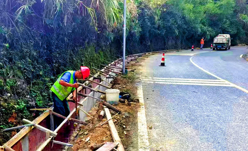 皖休寧縣：假日「不打烊」 公路建設忙