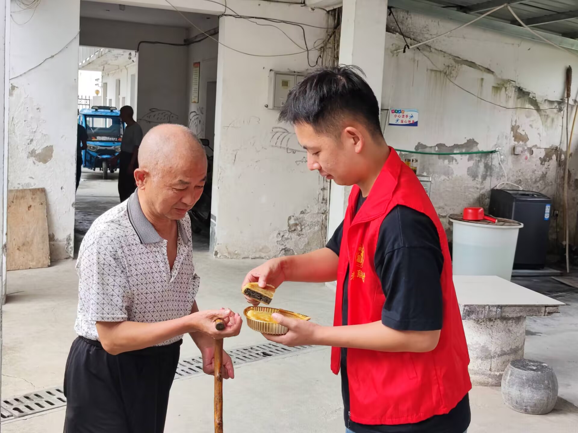皖黃山區三口鎮：餅香傳真情  佳節暖夕陽