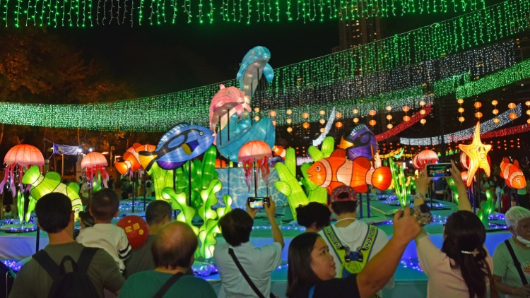 多圖丨維多利亞公園舉行彩燈會喜迎中秋佳節