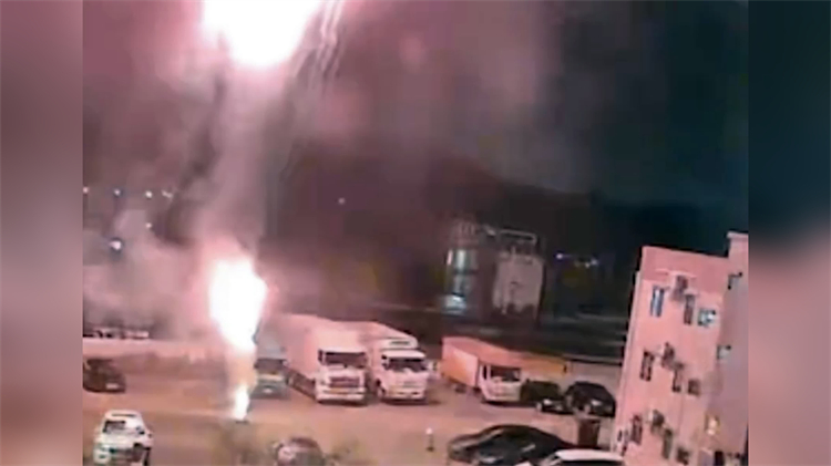 中秋元朗非法「煙花騷」 碎屑濺中4車 1男當場被捕