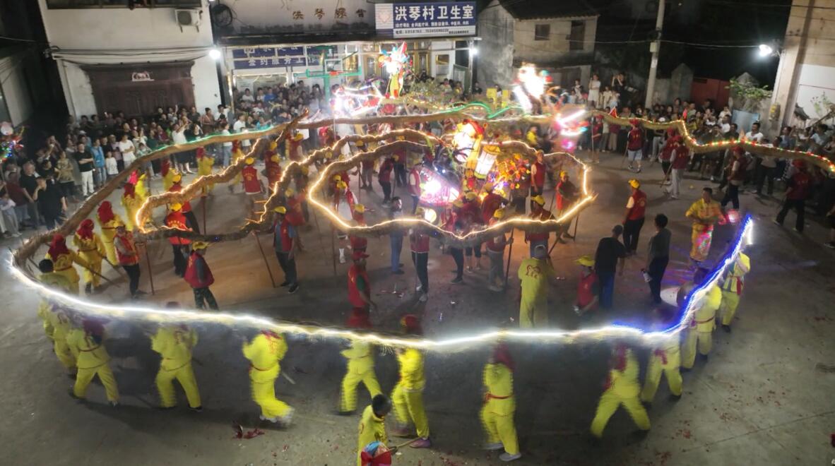 皖歙縣：草龍趣斗鬧中秋 月下共舞訴鄉情
