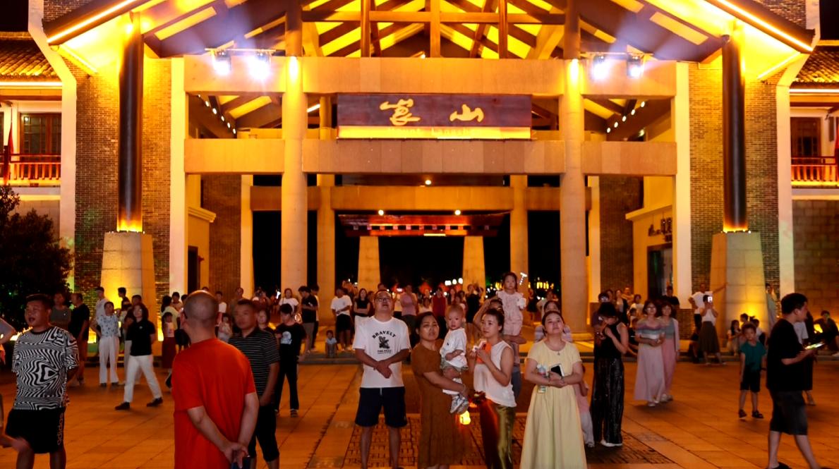 從丹霞奇觀到夜色狂歡 崀山「白+黑」文旅模式燃爆雙節