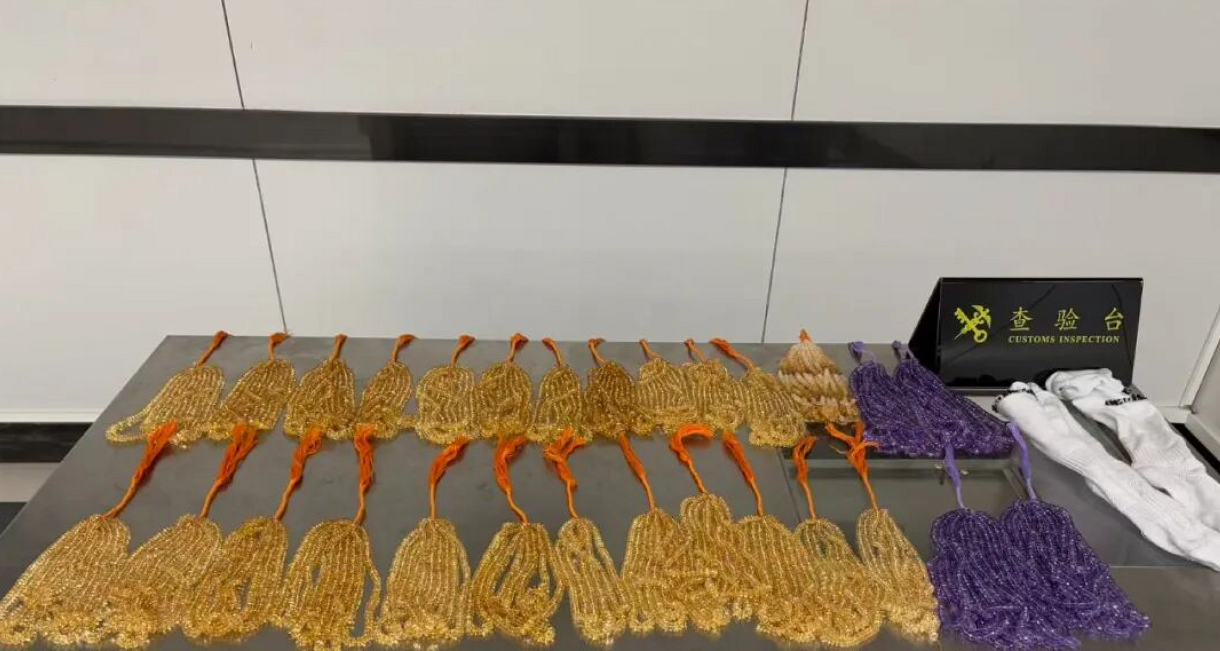 有片丨羅湖海關截查入境旅客 揭雙腿綁藏水晶闖關