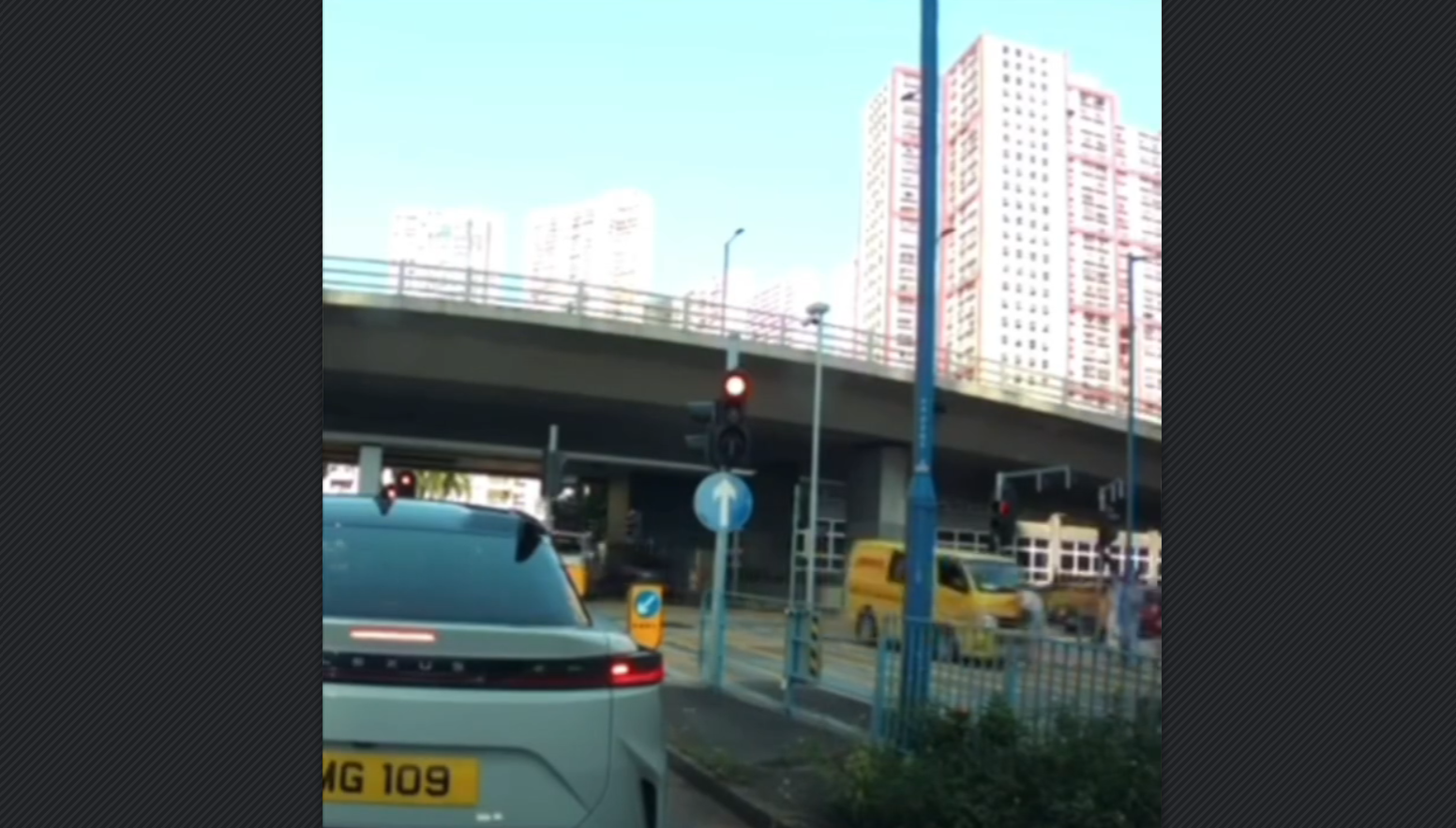 有片丨牛頭角女途人疑衝紅燈被客貨車撞飛 網民熱議