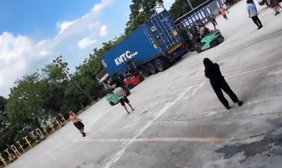 有片丨流浮山司機救車被輾困車底 5剷車升起貨櫃車救人惜最終不治