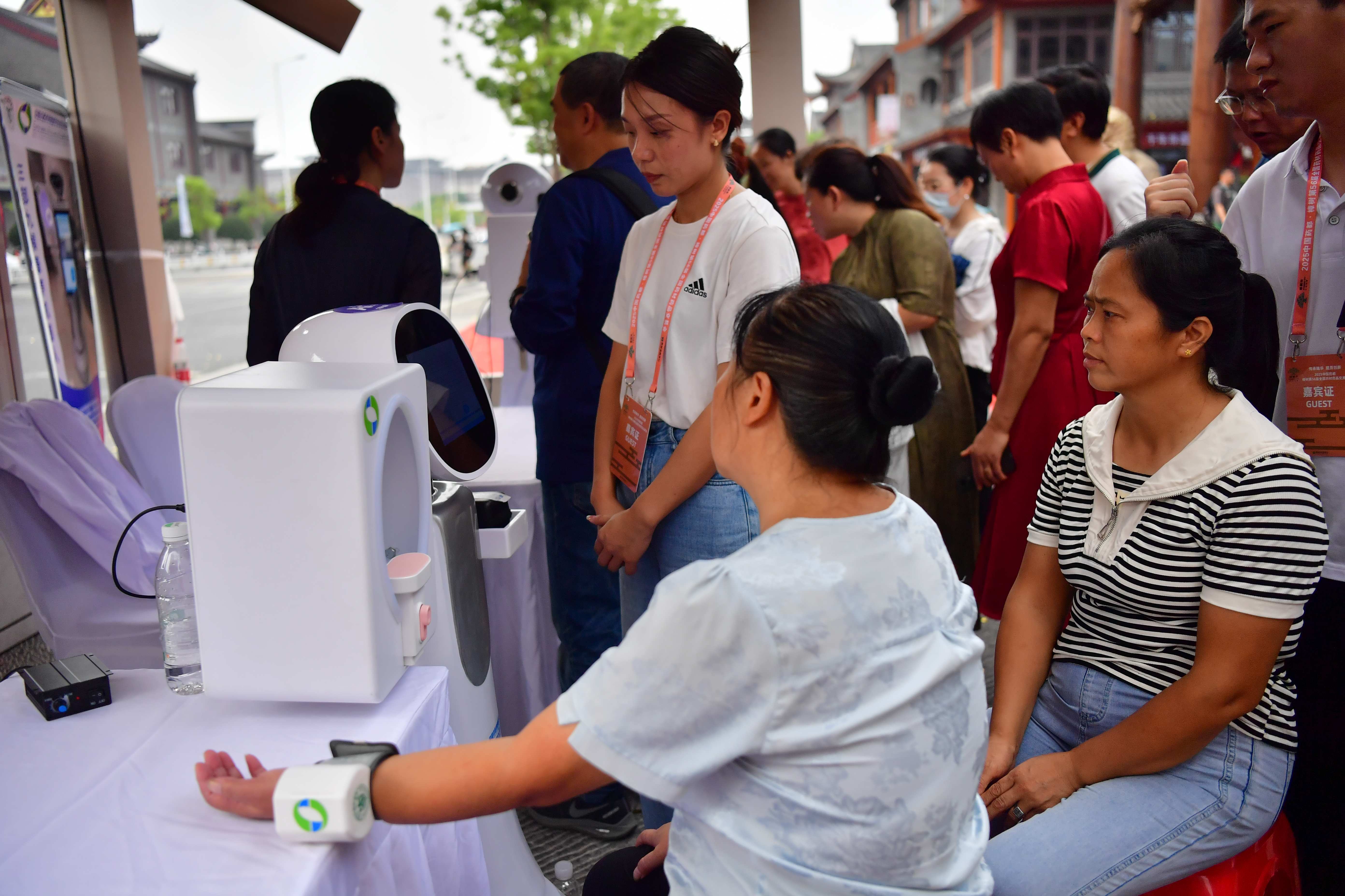 全國名老中醫義診結合AI診療亮相樟樹 推動中醫藥服務智能化升級