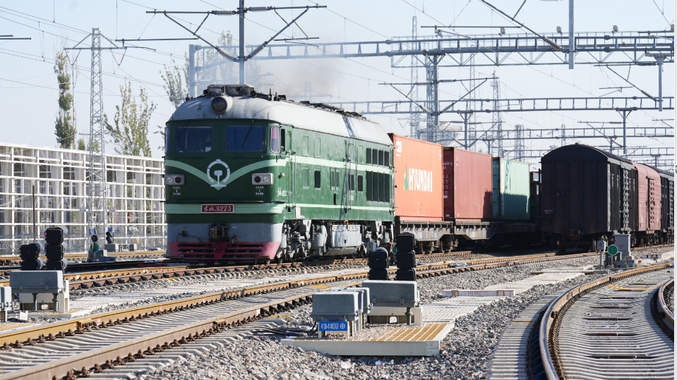 新疆鐵路雙口岸累計通行中歐（中亞）班列超10萬列