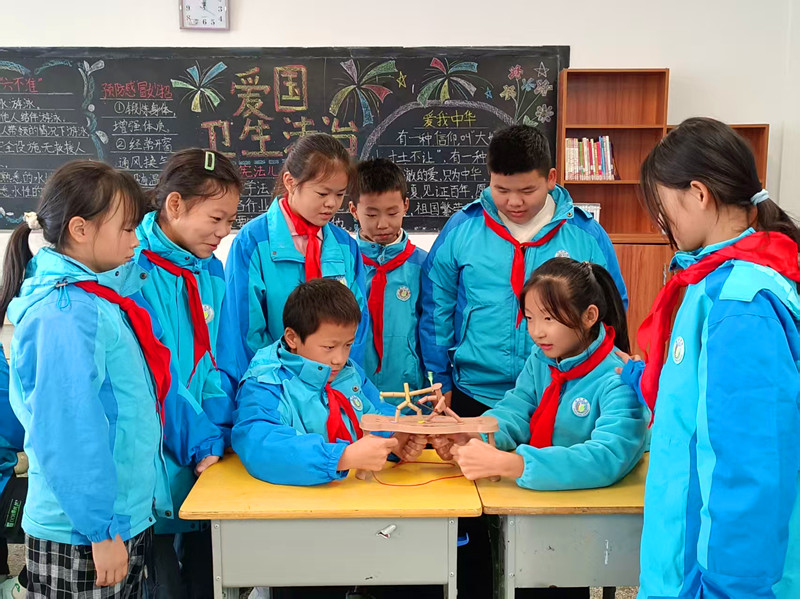 皖黟縣宏村學校：竹節人「躍」出課本  爭霸賽「樂」翻課間