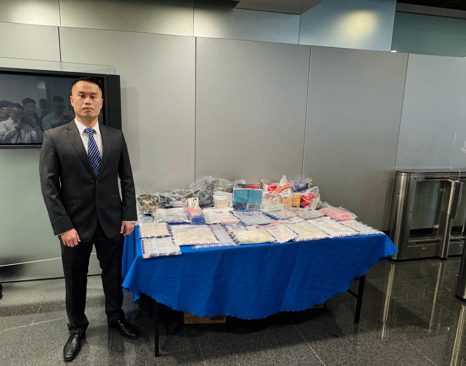  警方大角咀搗破製毒工場 拘3男檢190萬元毒品