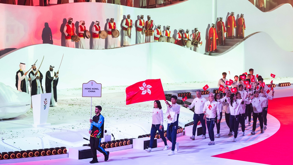 亞青運開幕 羅靖喬及鄭裕禮擔任持旗手 帶領港隊進場