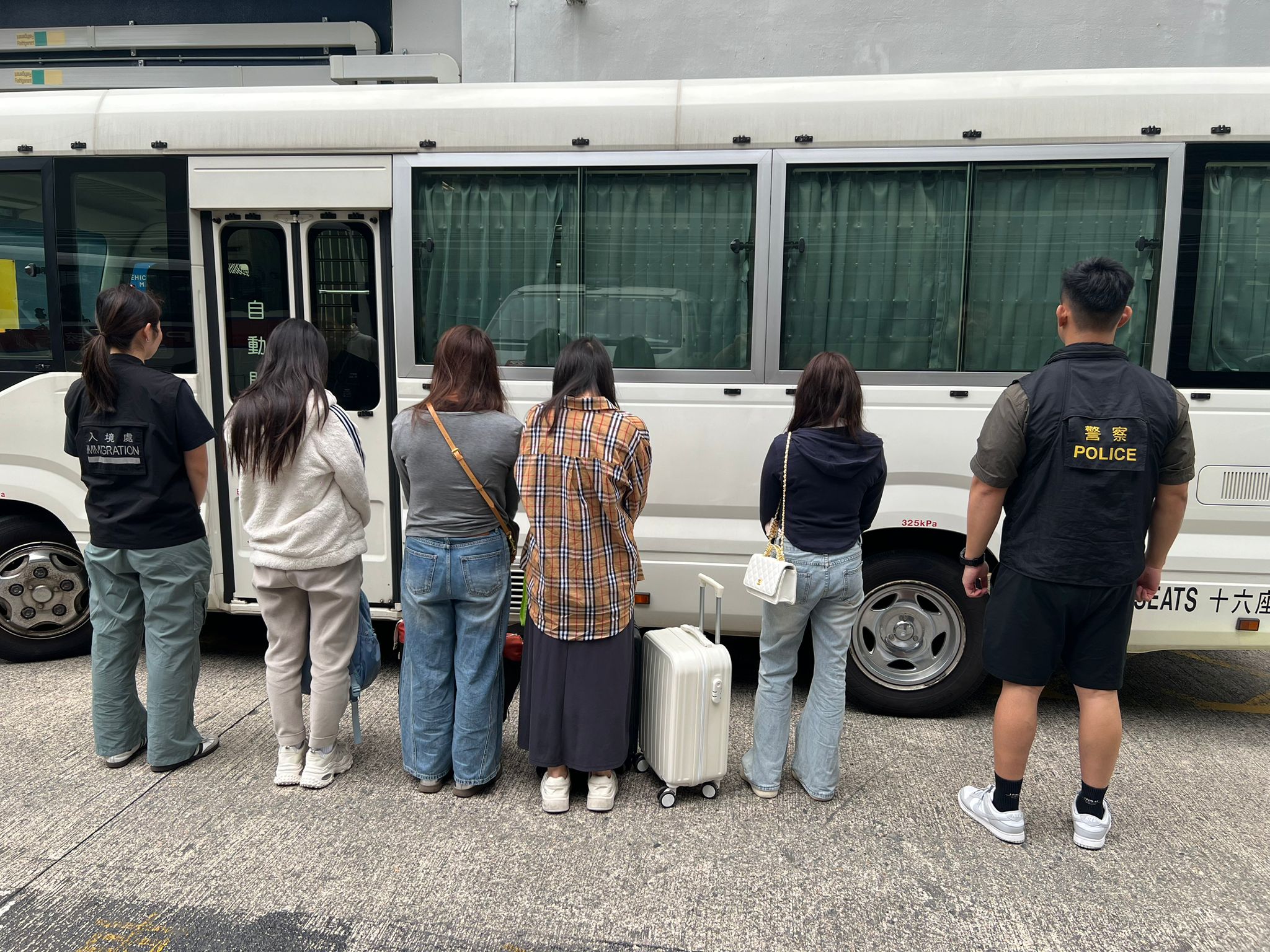 警方新界北區掃黃拘13名內地女