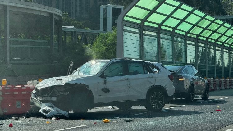 粉嶺公路私家車掃毀20水馬 司機受傷送院