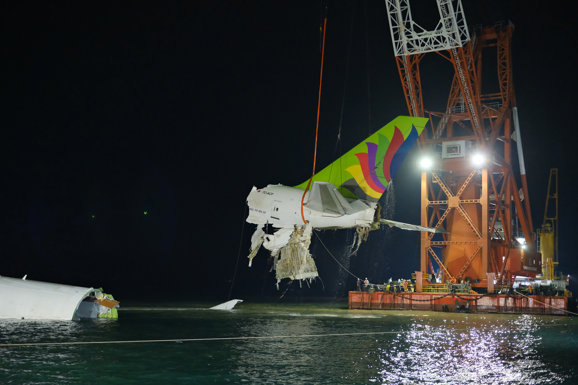 迪拜貨機墮海打撈第4日 機場北跑道繼續關閉