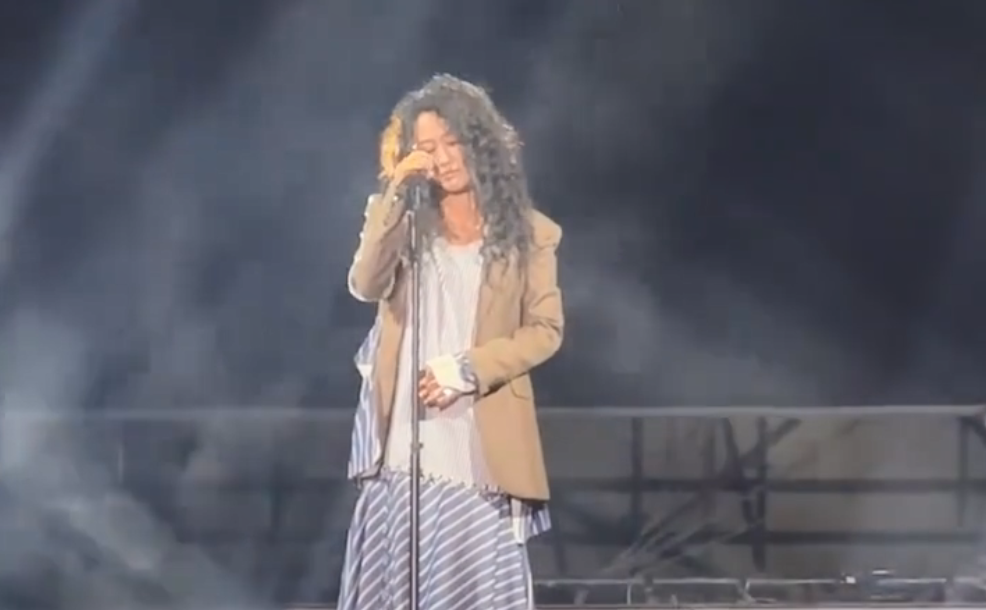 知名歌手演出時耳返設備爆炸 工作室致歉