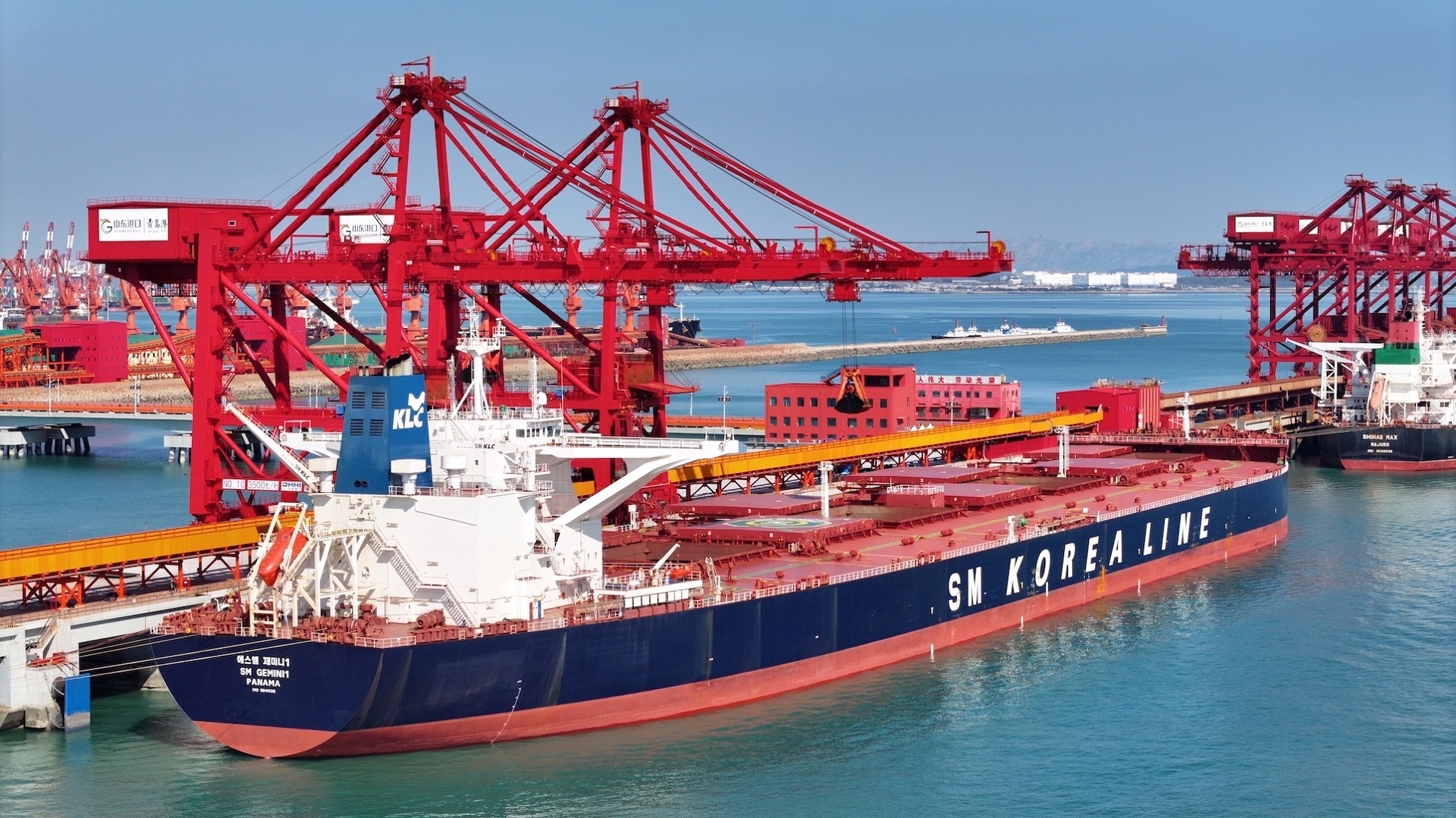 中國首個40萬噸干散貨數智碼頭在山東青島投產  