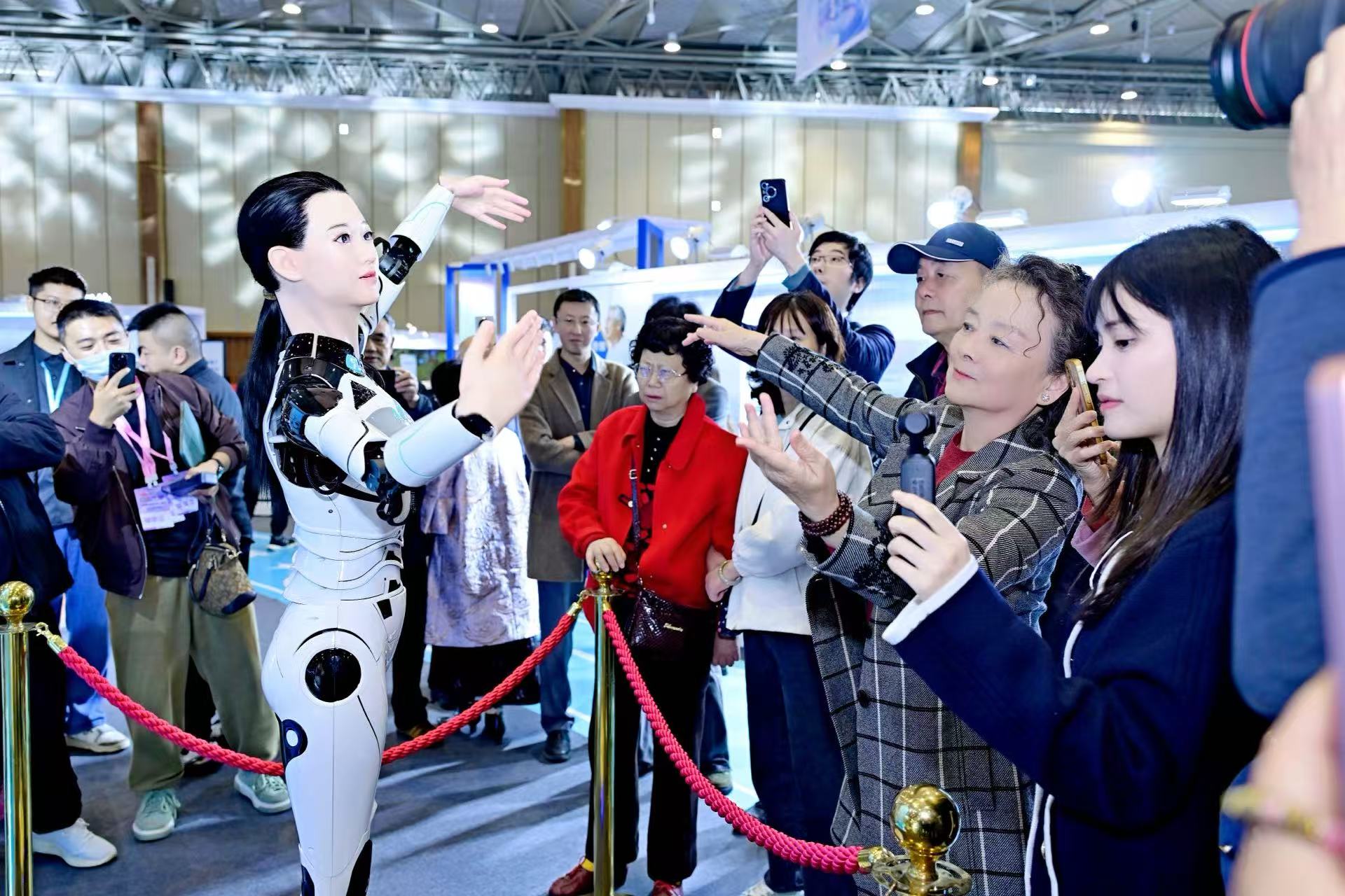 用AI守護銀齡生活 成都智慧康養機械人展演在成都啟幕