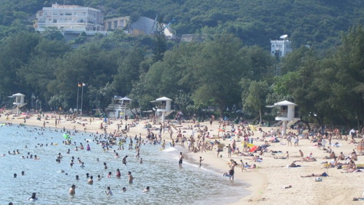 康文署：由於大浪關係 數個泳灘懸掛紅旗