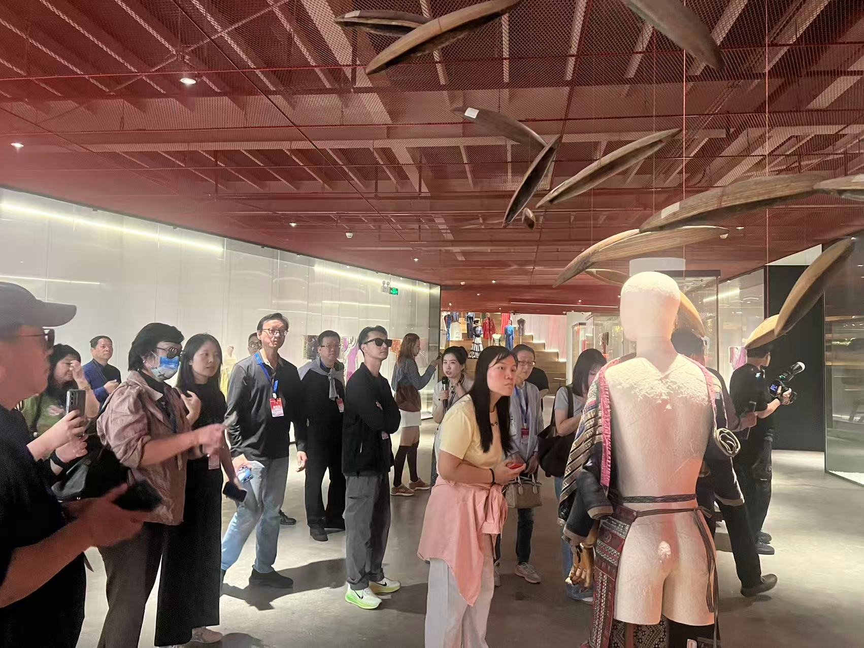 華文媒體參觀藝之卉百年時尚博物館 服飾變遷展現中國文化自信