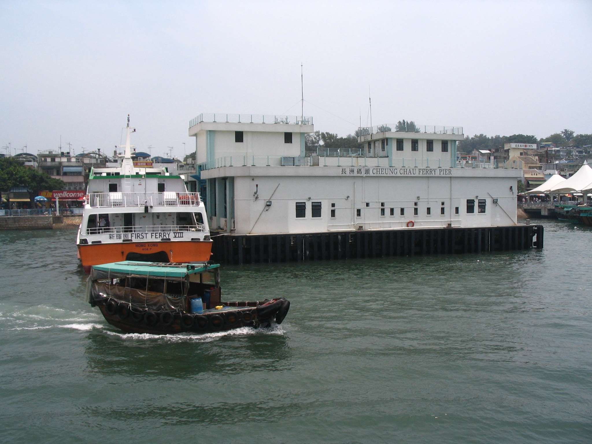 長洲公眾碼頭疑作不雅行為 警拘兩名六旬男女