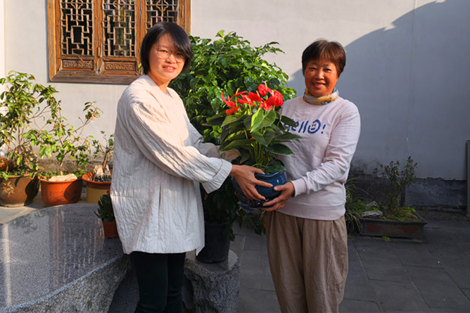 皖黟縣: 「贈花添彩」扮庭院  巾幗聚力美鄉村