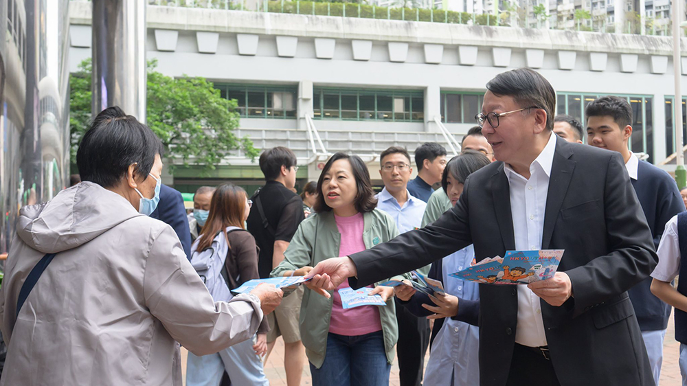 陳國基葵芳街站派發宣傳品 呼籲市民12·7立法會選舉踴躍投票