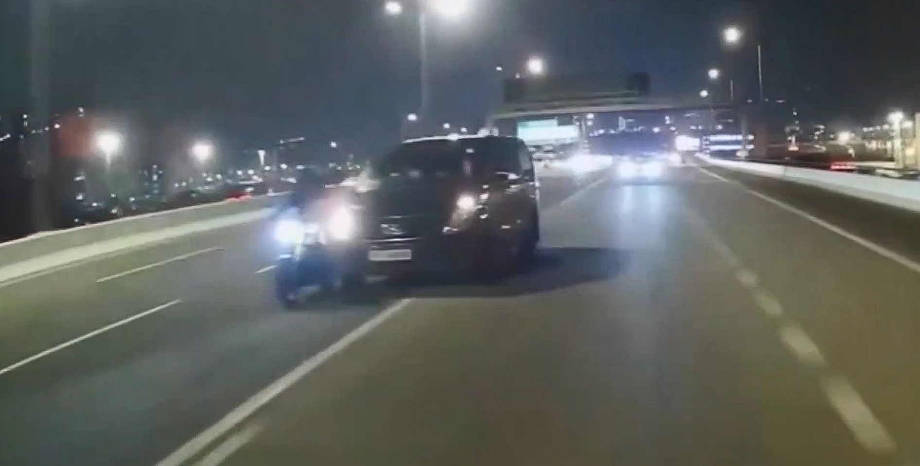 有片〡青葵公路客貨車切線撞電單車 網民怒叱：簡直謀殺